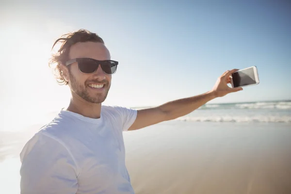 Ember vesz selfie szemben tiszta égbolt strandon — Stock Fotó