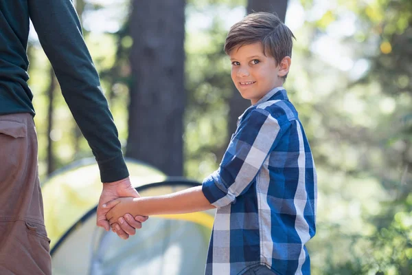 Lachende jongen met vader wandelen in het bos — Stockfoto