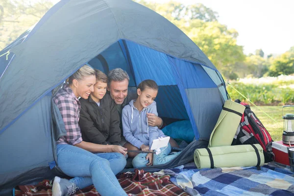 Семья делает селфи в палатке — стоковое фото