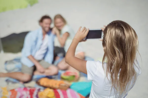 Mädchen fotografiert ihre Eltern am Strand — Stockfoto