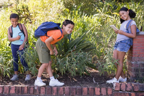 Niños felices disfrutando de la excursión — Foto de Stock