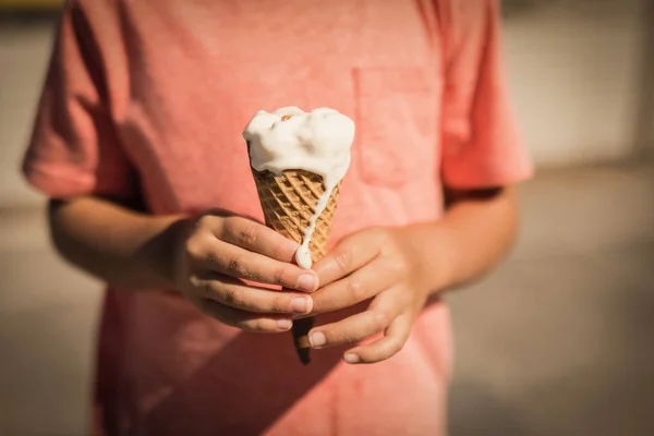 Mosolygó fiú gazdaság fagylalt strandon — Stock Fotó