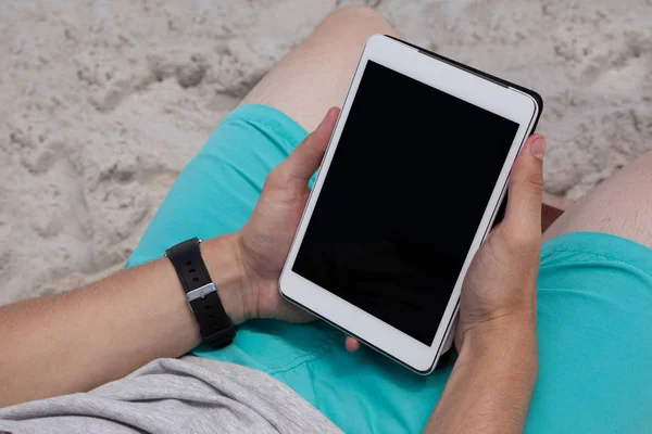 Man met tablet op het strand — Stockfoto