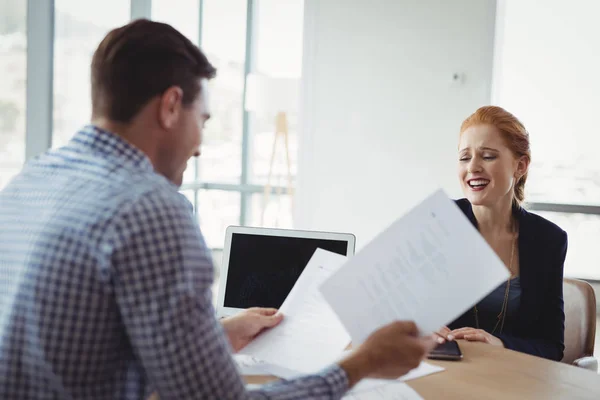 Uitvoerend bespreken over document aan balie — Stockfoto