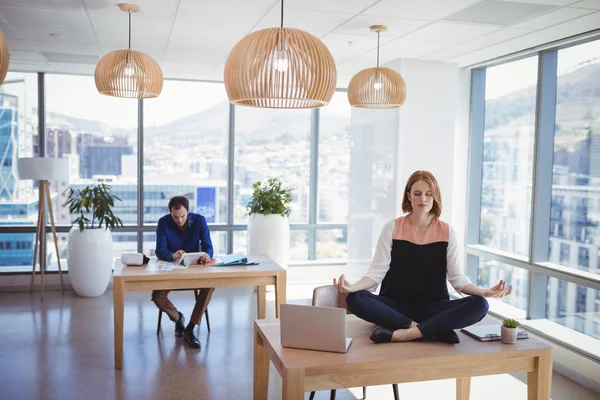 Meditación ejecutiva en escritorio — Foto de Stock