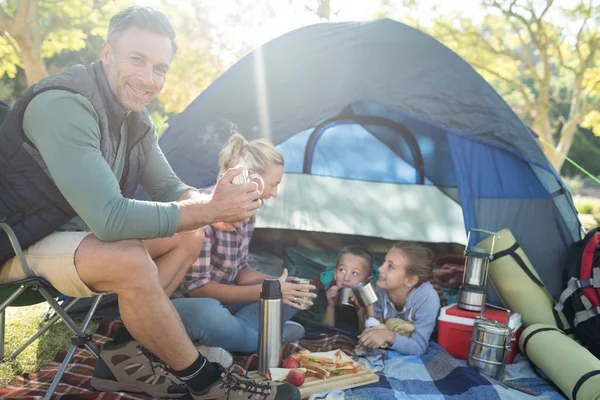 Familie bei Imbiss und Kaffee im Zelt — Stockfoto