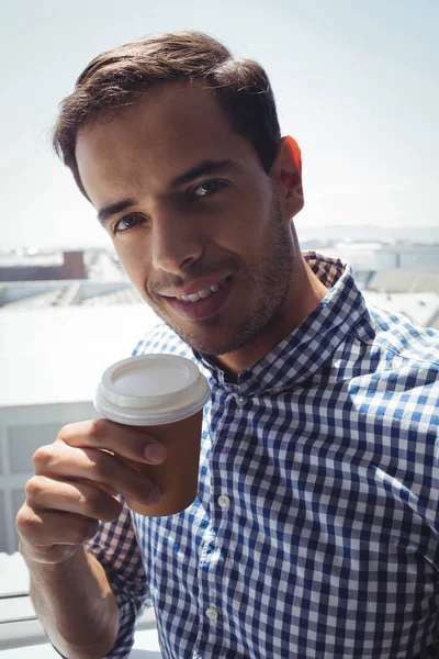 Nachdenklicher junger Geschäftsmann mit Kaffeetasse — Stockfoto