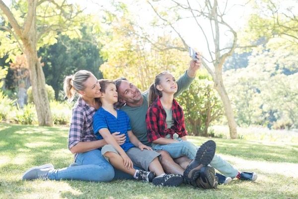 Family taking a selfie in the park — Stock Photo, Image