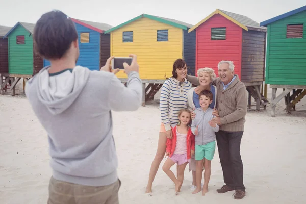 Ember, fényképezés család beach — Stock Fotó