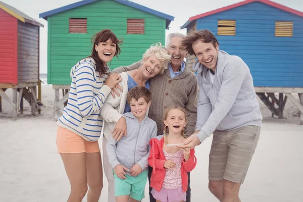 Счастливая семья из нескольких поколений — стоковое фото