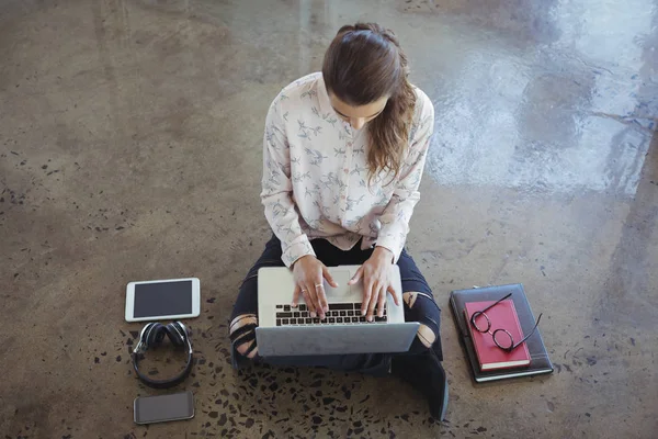 Empreendedor com laptop trabalhando no chão — Fotografia de Stock