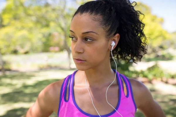 Jogger donna ascoltando le cuffie — Foto Stock