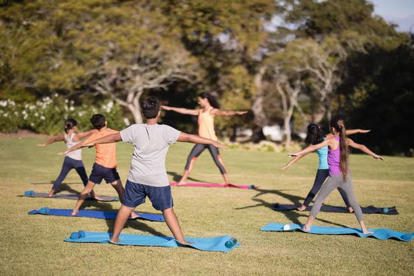 Trainer insegnare ai bambini esercizio di stretching — Foto Stock