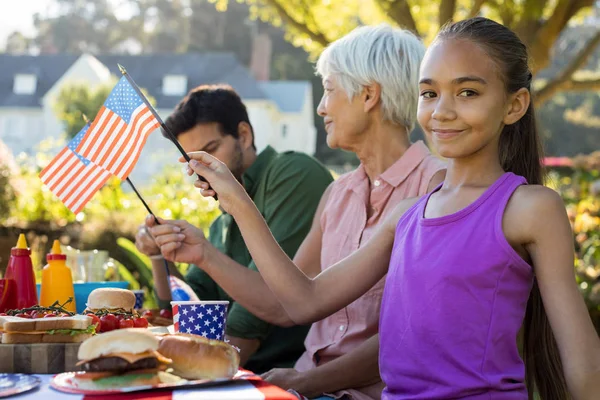 Mädchen mit amerikanischer Flagge — Stockfoto