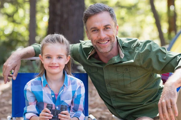 Far och dotter på campingplats i skogen — Stockfoto