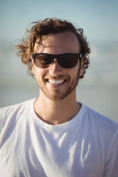 Homme portant des lunettes de soleil à la plage — Photo