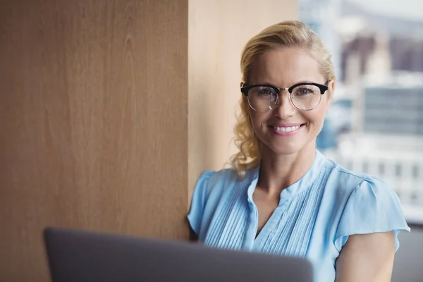 Lächelnder Manager mit Laptop — Stockfoto