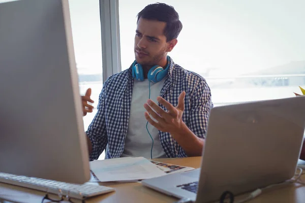 Diseñador gráfico confuso gesticulando en la oficina — Foto de Stock