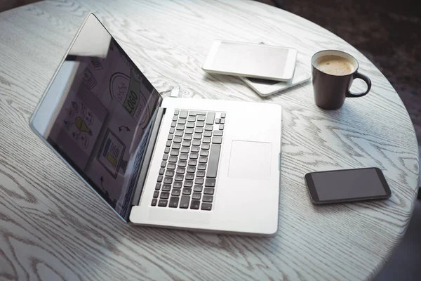 Várias tecnologias com xícara de café na mesa — Fotografia de Stock