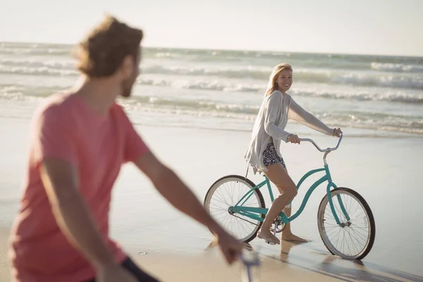 Paar fietsten op strand — Stockfoto