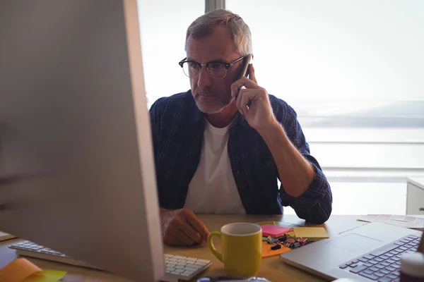 Hombre de negocios serio hablando por teléfono — Foto de Stock