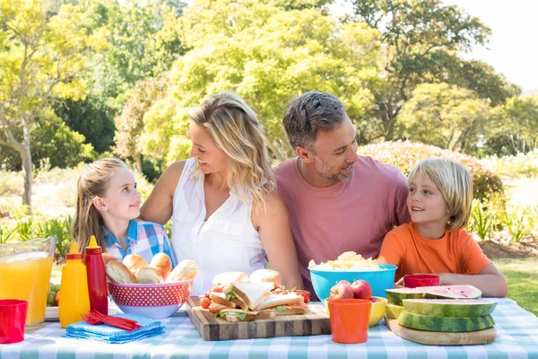 Familia comiendo en el parque —  Fotos de Stock