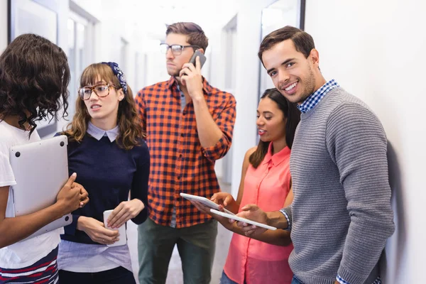 Empresario de pie con sus colegas — Foto de Stock