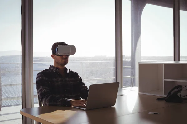 Homem de negócios usando headset realidade virtual — Fotografia de Stock