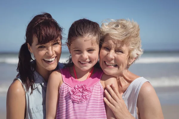 Família multi-geração na praia — Fotografia de Stock