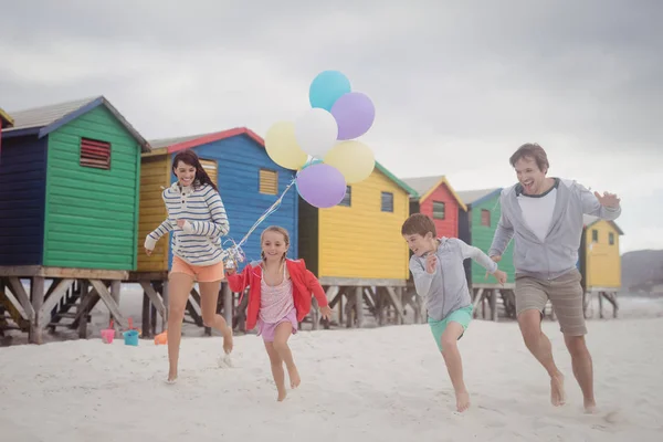 Rodzinne gospodarstwa balony chwila kolejny przy plaży — Zdjęcie stockowe