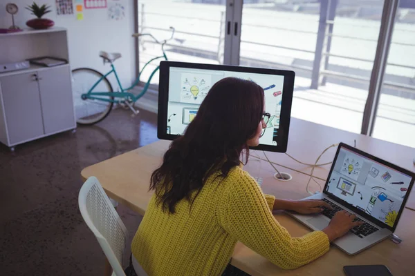 Pengusaha wanita menggunakan laptop di kantor kreatif — Stok Foto