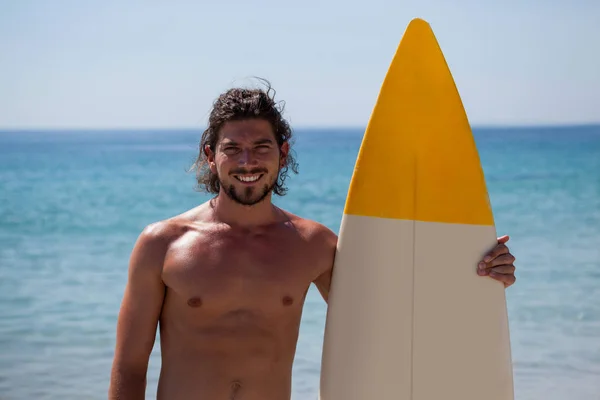 Surfař s Surf stojící na pláži — Stock fotografie