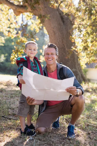 Feliz padre e hijo con mapa —  Fotos de Stock