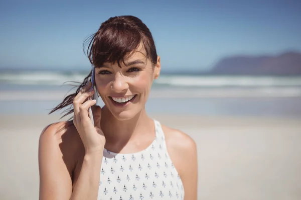 Mujer hablando por teléfono en la playa —  Fotos de Stock