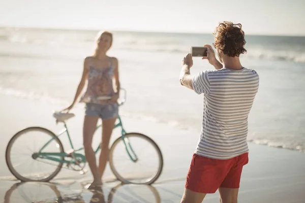 自転車で立っている男撮影女性 — ストック写真