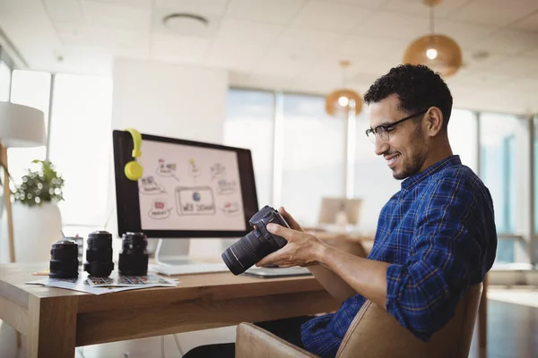 Graphic designer looking at camera — Stock Photo, Image