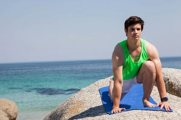 Man uitvoeren van yoga op rots — Stockfoto