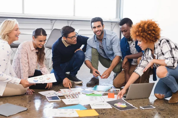 Equipo empresarial creativo discutiendo sobre documentos — Foto de Stock