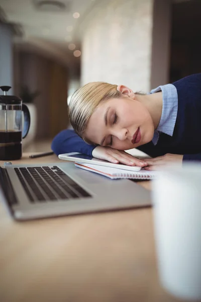 Försökt executive sover på skrivbord — Stockfoto