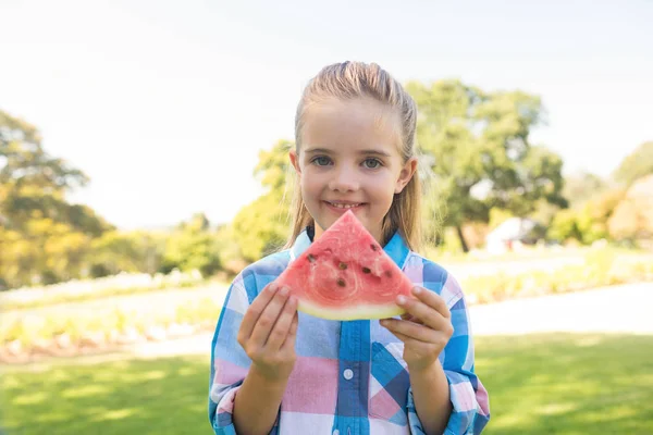 Girl gazdaság szelet görögdinnye, a parkban — Stock Fotó