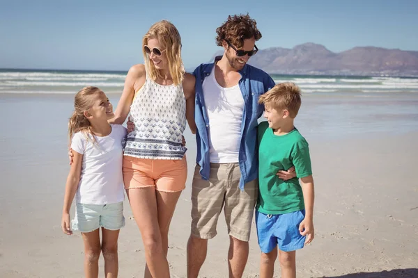 Famille debout ensemble à la plage — Photo