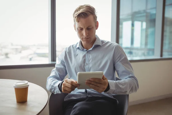 Executivo atento usando tablet à mesa — Fotografia de Stock