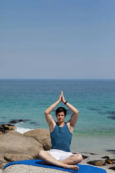 Hombre realizando yoga sobre roca — Foto de Stock