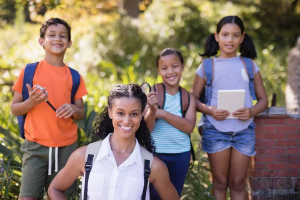 Gelukkig leraar en studenten — Stockfoto