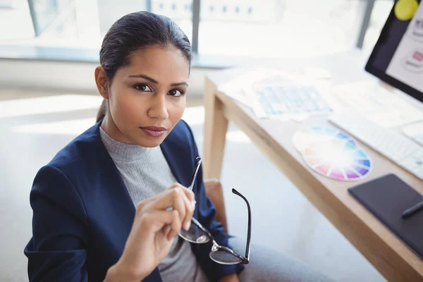 Graphic designer sitting at desk — Stock Photo, Image