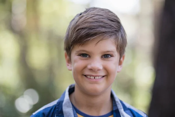 Porträtt av leende pojke — Stockfoto