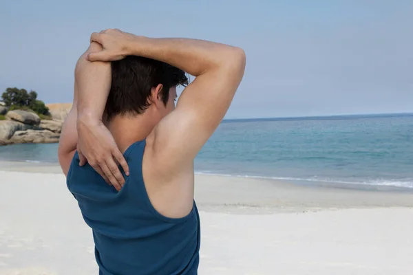 Man die zich uitstrekt van zijn hand op het strand — Stockfoto