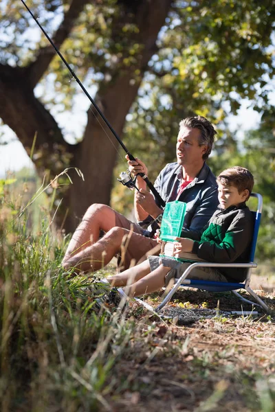 Padre e figlio pesca nella foresta — Foto Stock