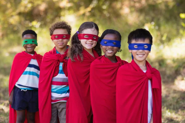 Amigos disfrazados de superhéroe rojo en el camping — Foto de Stock