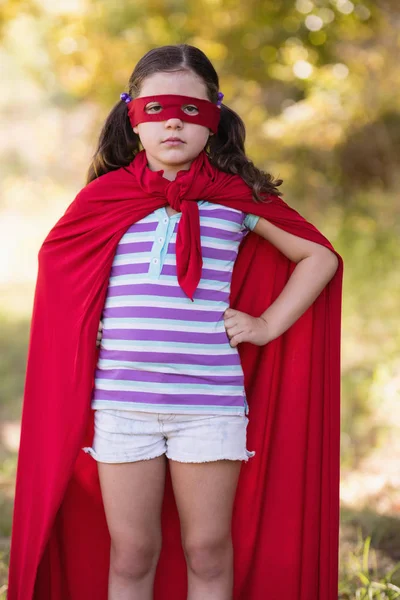 Chica vistiendo traje de superhéroe en el camping — Foto de Stock